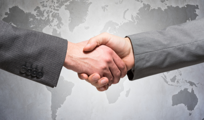 a_handshake_in_front_of_the_world_map,_representing_Global_mobility_management__